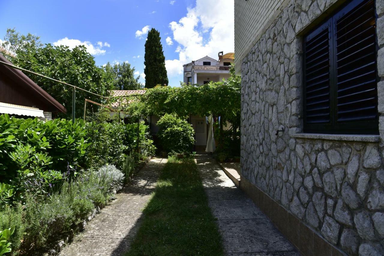 Apartment Palm Tree Malinska Exterior photo